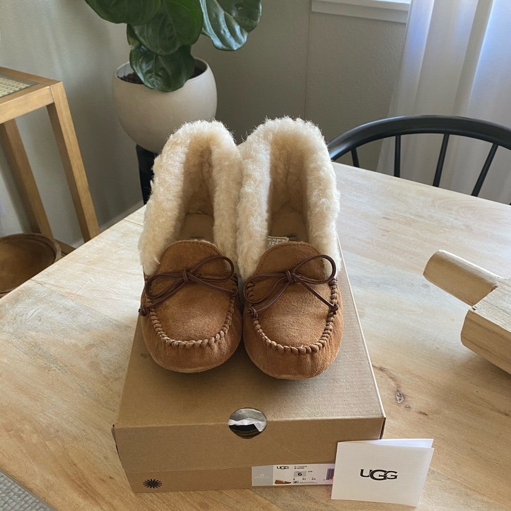 Alena UGG boot slippers NWT